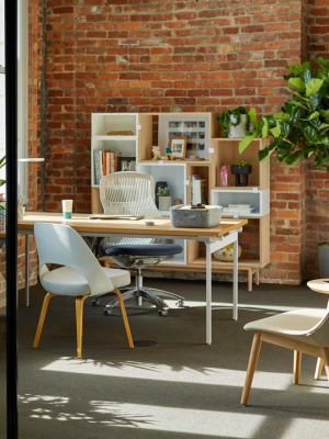 Saarinen Executive Chair (plastic Back) With Wooden Legs