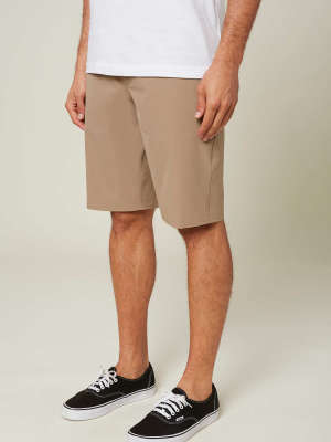 Reserve Solid 21" Hybrid Shorts