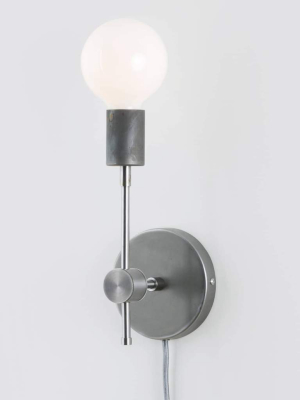 Solo Plug-in Sconce