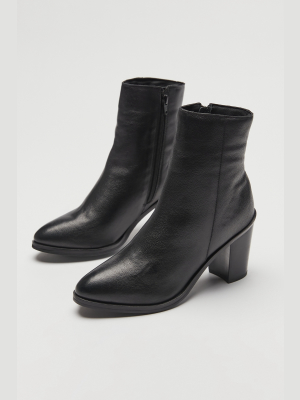 Uo Maya Leather Boot