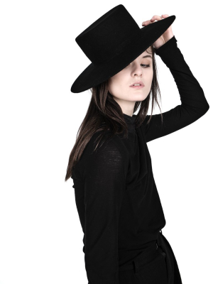 Wide-brimmed Flat Hat