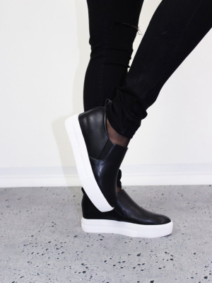 Musta Sneakers