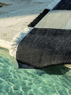 Tres Outdoor Rug In Black