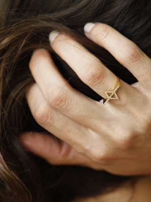 Serrate Ring With White Pavé Diamonds