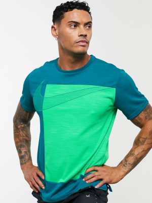 Nike Training Superset Graphic T-shirt In Blue