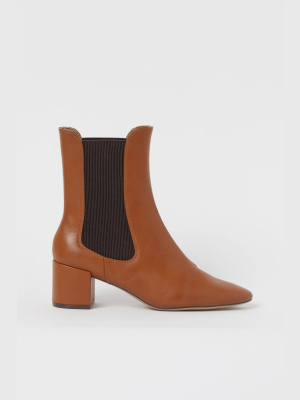 Pointed-toe Boots