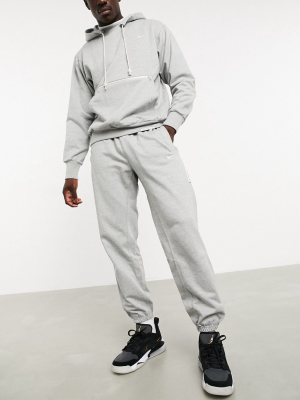 Nike Basketball Standard Issue Sweatpants In Gray