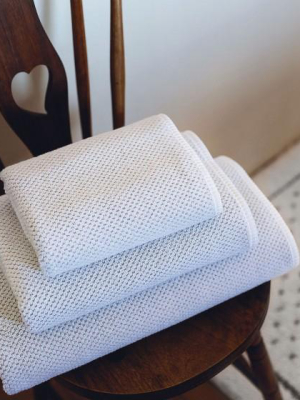 Graccioza Linen Waffle Bath Towel - Available In 2 Colors