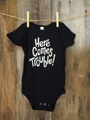 Bandit Baby "here Comes Trouble" Onesie Blk/white