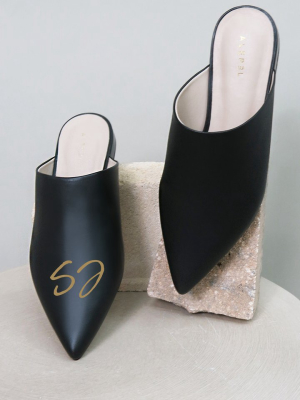 Monogram Black Pointe